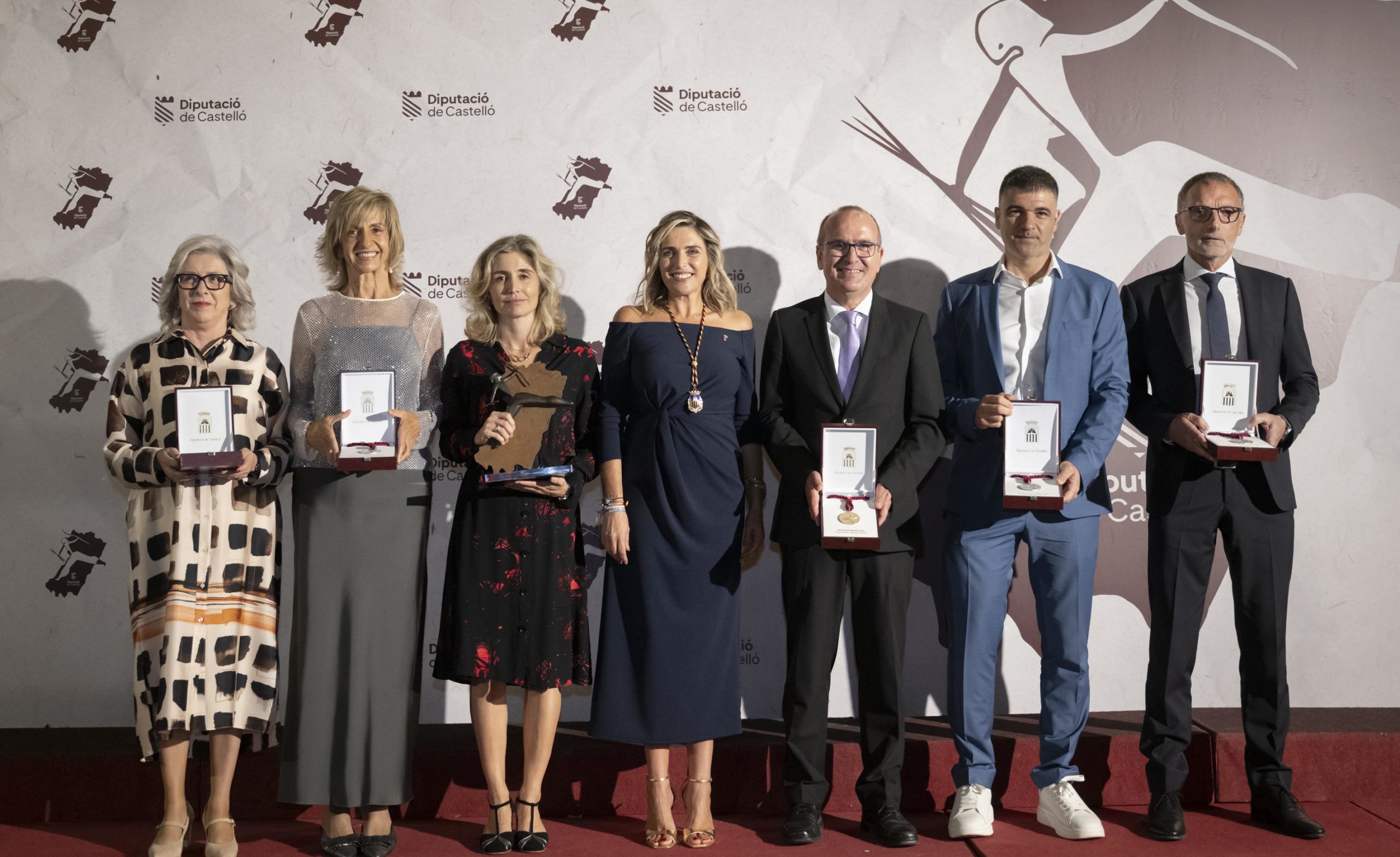 Entrega de reconocimientos en acto institucional con galardonados y autoridades