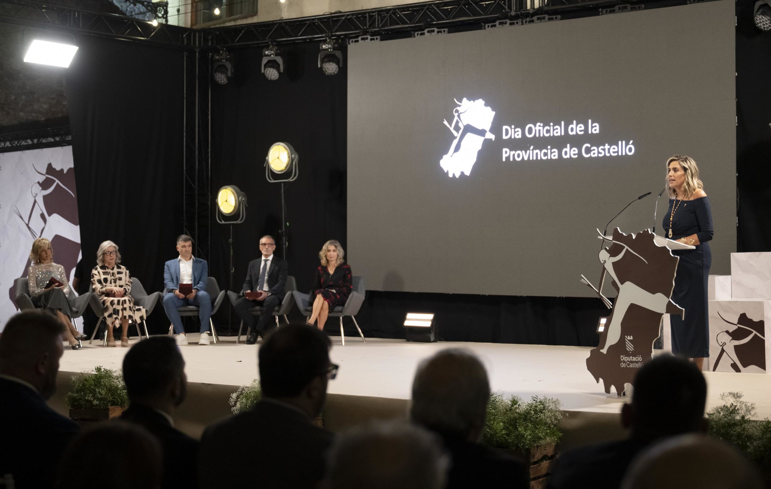 Acto institucional del Día de la Provincia con escenario, autoridades y protocolo oficial