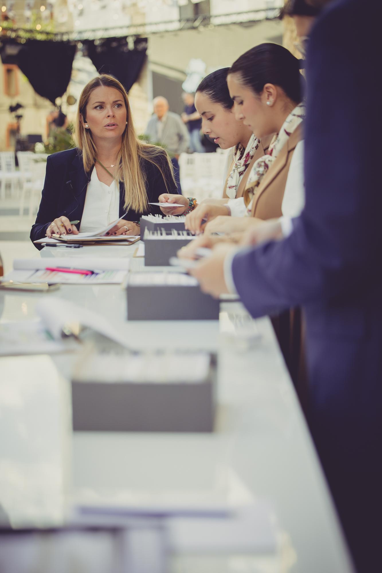 Mesa de trabajo con documentación para formación práctica en protocolo