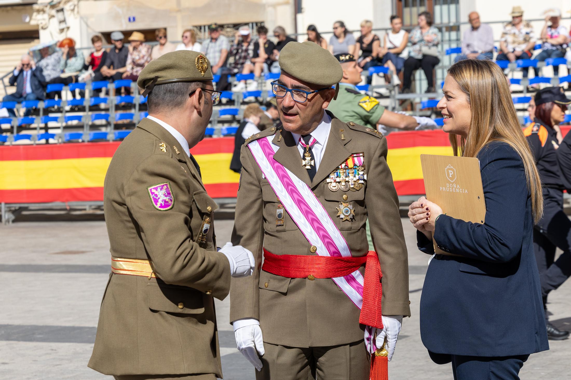 Acto solemne con autoridades militares y organización protocolaria