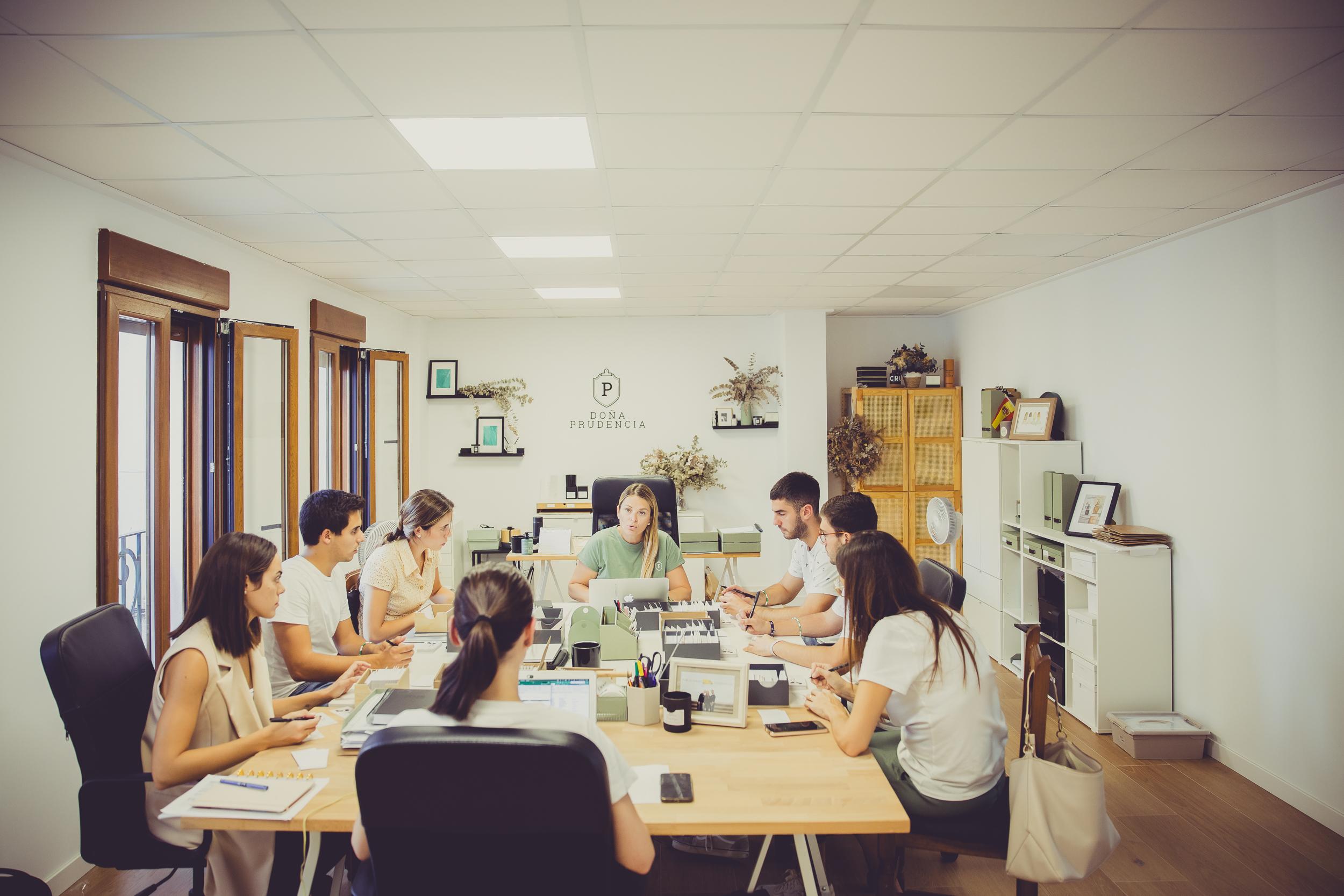 Sesión formativa en sala con equipo aprendiendo protocolo y organización de eventos