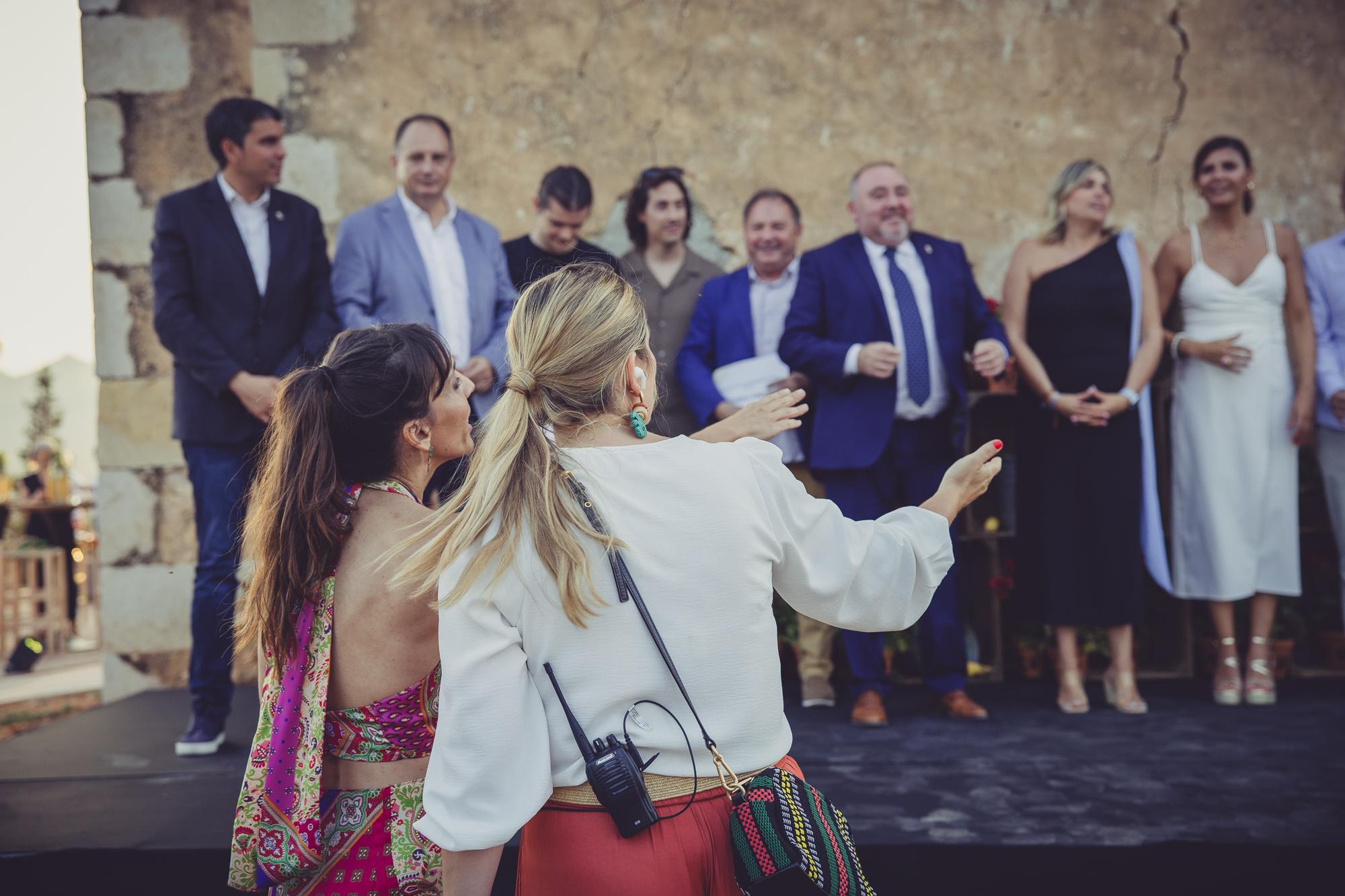 Participantes y representantes en evento institucional coordinado con protocolo