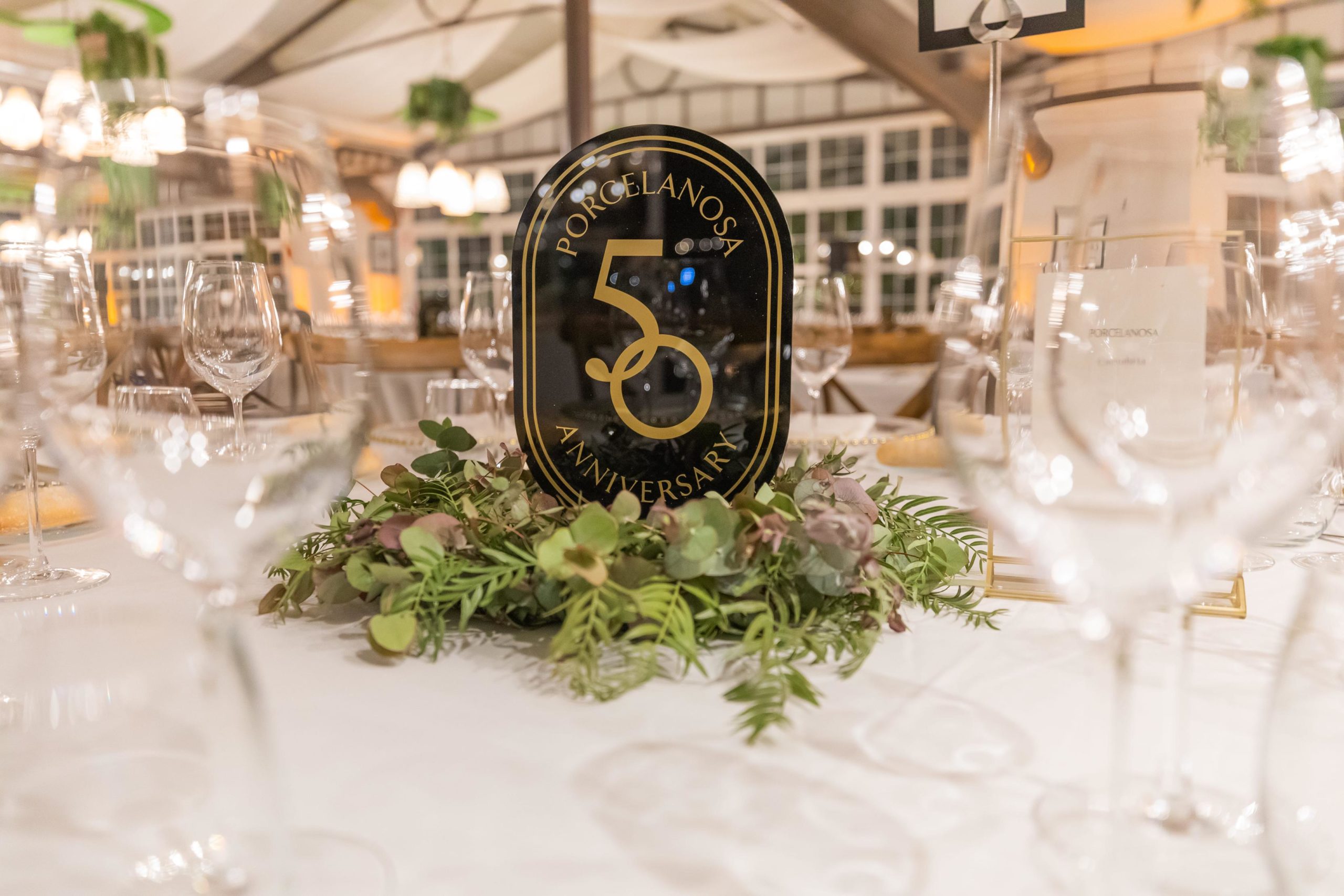 Detalle de mesa elegante para celebración con decoración personalizada y montaje de evento