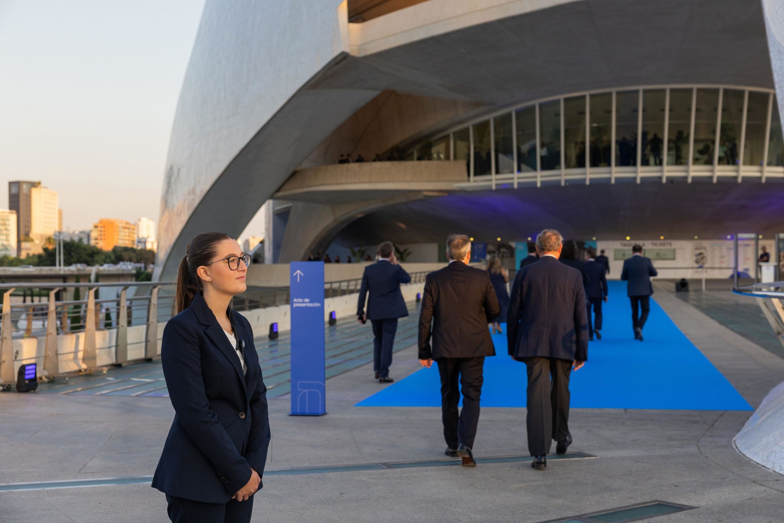 Personal de apoyo en evento corporativo con atención y coordinación de asistentes